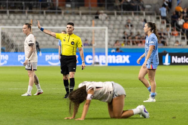 May 23, 2026, Houston, Texas, USA: An official holds the game after Angel City attacker SYDNEY LEROUX (2) gets up from the ground during the second half of an NWSL match between Angel City FC and the Houston Dash on May 23, 2026, at Shell Energy Stadium in Houston, Texas. Houston USA - ZUMAg287 20260523_zsp_g287_027 Copyright: xMatthewxGuzmanx