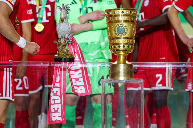 23.05.2026, Fußball, 83. DFB-Pokal Finale, FC Bayern München - VfB Stuttgart, Olympioastadion Berlin, Saison 2025 2026: Kakadu neben Pokal DFB regulations prohibit any use of photographs as image sequences and or quasi-video. Berlin Deutschland