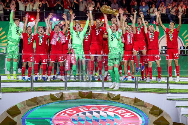 23.05.2026, Fußball, 83. DFB-Pokal Finale,, FC Bayern München - VfB Stuttgart, Olympioastadion Berlin, Saison 2025 2026: Der FC Bayern München ist Pokalsieger nach dem 3:0 Sieg. Pokalübergabe Siegerehrung Torwart Manuel Neuer (FC Bayern Muenchen 01) mit dem Pokal in der Hand DFB regulations prohibit any use of photographs as image sequences and or quasi-video. Berlin Deutschland