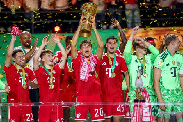23.05.2026, Fußball, 83. DFB-Pokal Finale,, FC Bayern München - VfB Stuttgart, Olympioastadion Berlin, Saison 2025 2026: Der FC Bayern München ist Pokalsieger nach dem 3:0 Sieg. Pokalübergabe Siegerehrung Torwart Tom Bischof (FC Bayern Muenchen 20) mit dem Pokal in der Hand DFB regulations prohibit any use of photographs as image sequences and or quasi-video. Berlin Deutschland