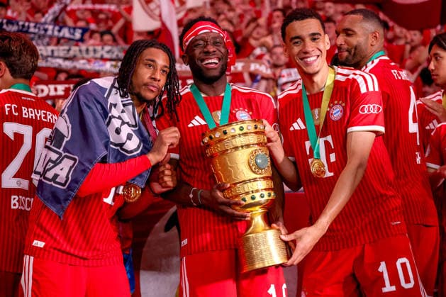 23.05.2026, Fußball, 83. DFB-Pokal Finale, FC Bayern München - VfB Stuttgart, Olympioastadion Berlin, Saison 2025 2026: FC Bayern München ist Pokalsieger nach dem 3:0 Sieg. Siegerfeiern Abschlussjubel Michael Olise (FC Bayern Muenchen 17) Alphonso Davies (FC Bayern Muenchen 19) Jamal Musiala (FC Bayern Muenchen 10) mit dem Pokal in der Hand DFB regulations prohibit any use of photographs as image sequences and or quasi-video. Berlin Deutschland
