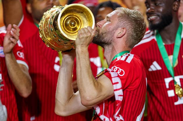 23.05.2026, Fußball, 83. DFB-Pokal Finale, FC Bayern München - VfB Stuttgart, Olympioastadion Berlin, Saison 2025 2026: FC Bayern München ist Pokalsieger nach dem 3:0 Sieg. Siegerfeiern Abschlussjubel Konrad Laimer (FC Bayern Muenchen 27) mit dem Pokal in der Hand DFB regulations prohibit any use of photographs as image sequences and or quasi-video. Berlin Deutschland