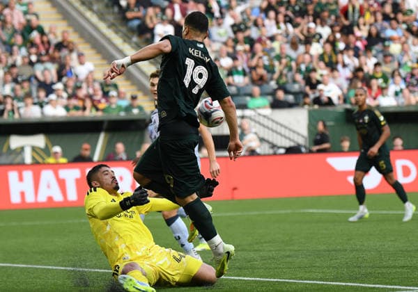 PORTLAND, OR - MAY 23: San Jose Earthquakes goalkeeper Daniel De Sousa Britto (42) breaks up a shot by Portland Timbers midfielder Kevin Kelsy (19) during a MLS, Fussball Herren, USA match between the Portland Timbers and San Jose Earthquakes on May 23, 2026 at Providence Park in Portland, Oregon. (Photo by Brian Murphy Icon Sportswire) SOCCER: MAY 23 MLS Portland Timbers vs San Jose Earthquakes EDITORIAL USE ONLY Icon2605232082