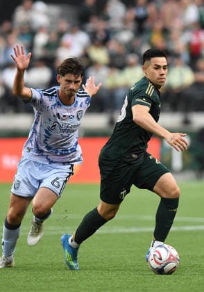 PORTLAND, OR - MAY 23: Portland Timbers forward Alexander Aravena (28) controls the ball against San Jose Earthquakes midfielder Ian Harkes (6) during a MLS, Fussball Herren, USA match between the Portland Timbers and San Jose Earthquakes on May 23, 2026 at Providence Park in Portland, Oregon. (Photo by Brian Murphy Icon Sportswire) SOCCER: MAY 23 MLS Portland Timbers vs San Jose Earthquakes EDITORIAL USE ONLY Icon2605232163