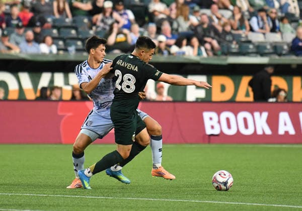 PORTLAND, OR - MAY 23: Portland Timbers forward Alexander Aravena (28) is tangled up by San Jose Earthquakes midfielder Beau Leroux (34) as they fight for the ball during a MLS, Fussball Herren, USA match between the Portland Timbers and San Jose Earthquakes on May 23, 2026 at Providence Park in Portland, Oregon. (Photo by Brian Murphy Icon Sportswire) SOCCER: MAY 23 MLS Portland Timbers vs San Jose Earthquakes EDITORIAL USE ONLY Icon2605232320