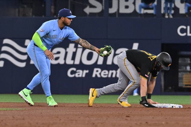 May 23, 2026, Toronto, On, Canada: Pittsburgh Pirates infielder Spencer Horwitz, right, is safe at second base ahead of a tag by Toronto Blue Jays infielder Lenyn Sosa, left, during second inning MLB, Baseball Herren, USA baseball action in Toronto on Saturday, May 23, 2026. Spencer Horwitz, Lenyn Sosa - ZUMAc35_ 20260523_zaf_c35_070 Copyright: xJonxBlackerx