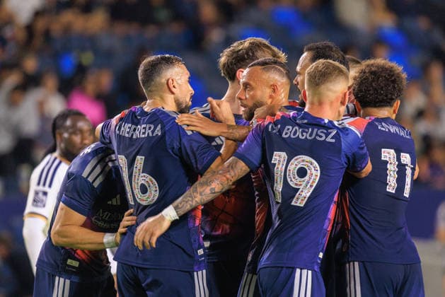 May 23, 2026, Carson, California, USA: Ho ctor Herrera 16 congratulates Guilherme Augusto 20 of the Houston Dynamo FC after scoring a goal during their regular season MLS, Fussball Herren, USA match against the LA Galaxy on Saturday May 23, 2026 at Dignity Health Sports Park Stadium in Carson, California. JAVIER ROJAS PI Carson USA - ZUMAp124 20260523_zaa_p124_014 Copyright: xJavierxRojasx