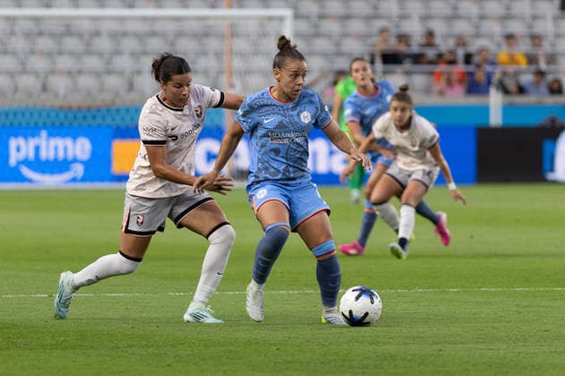 May 23, 2026, Houston, Texas, USA: Houston Dash defender LISA BOATTIN (27) and Angel City midfielder defender EMILY SAMS (6) stare down the ball in the first half of an NWSL match between Angel City FC and the Houston Dash on May 23, 2026, at Shell Energy Stadium in Houston, Texas. Houston USA - ZUMAg287 20260523_zsp_g287_006 Copyright: xMatthewxGuzmanx