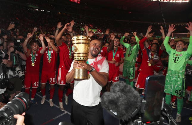 Fussball, Herren, DFB-Pokal Finale, Saison 2025 2026, FC Bayern München - VFB Stuttgart, Olympiastadion Berlin Die Mannschaft des FC Bayern München feiert den Gewinn des DFB-Pokal hier nach dem Spiel, im Bild Vincent Kompany, Trainer (FC Bayern München) hebt den Pokal in die Höhe, im Hintergrund die Mannschaft beim Feiern DFB, DFL regulations prohibit any use of photographs as image sequences and or quasi-video