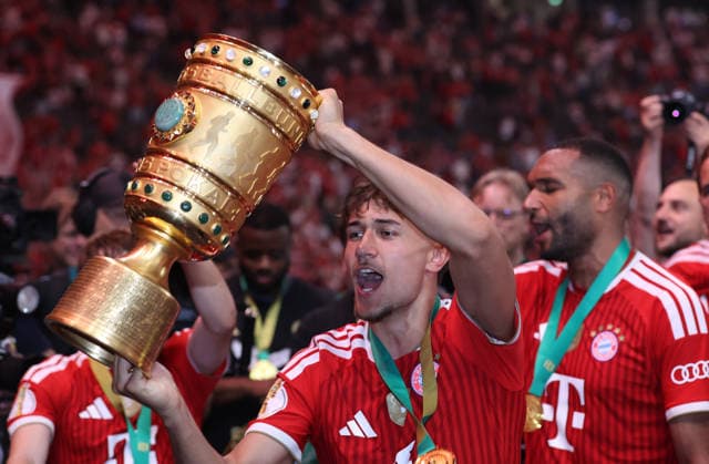 Fussball, Herren, DFB-Pokal Finale, Saison 2025 2026, FC Bayern München - VFB Stuttgart, Olympiastadion Berlin Die Mannschaft des FC Bayern München feiert den Gewinn des DFB-Pokal hier nach dem Spiel, im Bild Tom Bischof (FC Bayern München) mit dem Pott in den Händen DFB, DFL regulations prohibit any use of photographs as image sequences and or quasi-video