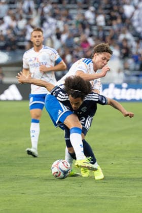 SAN DIEGO, CA - MAY 23: San Diego FC midfielder Onni Valakari (8) and Vancouver Whitecaps FC forward Aziel Jackson (22) compete for the ball during a MLS, Fussball Herren, USA match between Vancouver Whitecaps FC and San Diego FC on May 23, 2026 at Snapdragon Stadium in San Diego, CA. (Photo by Karl Anderson Icon Sportswire) SOCCER: MAY 23 MLS San Diego FC vs Vancouver Whitecaps FC EDITORIAL USE ONLY Icon272260523005