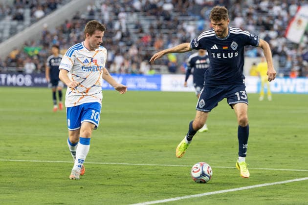 SAN DIEGO, CA - MAY 23: Vancouver Whitecaps FC midfielder Thomas Müller (13) controls the ball while guarded by San Diego FC midfielder Anders Dreyer (10) during a MLS, Fussball Herren, USA match between Vancouver Whitecaps FC and San Diego FC on May 23, 2026 at Snapdragon Stadium in San Diego, CA. (Photo by Karl Anderson Icon Sportswire) SOCCER: MAY 23 MLS San Diego FC vs Vancouver Whitecaps FC EDITORIAL USE ONLY Icon272260523017