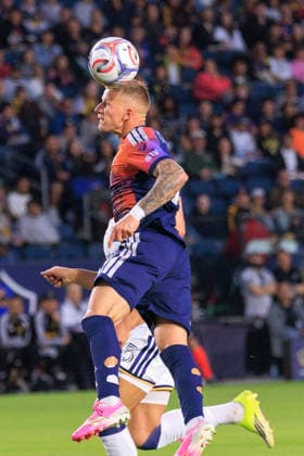 May 23, 2026, Carson, California, USA: Mateusz Bogusz 19 of the Houston Dynamo FC wins a head ball during their regular season MLS, Fussball Herren, USA match against the LA Galaxy on Saturday May 23, 2026 at Dignity Health Sports Park Stadium in Carson, California. JAVIER ROJAS PI LA Galaxy Vs. Dynamo  - ZUMAp124 20260523_zaa_p124_007 Copyright: xJavierxRojasx