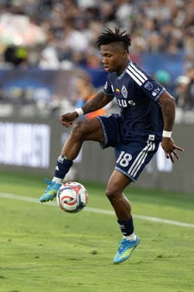 SAN DIEGO, CA - MAY 23: Vancouver Whitecaps FC defender Edier Ocampo (18) controls the ball during a MLS, Fussball Herren, USA match between Vancouver Whitecaps FC and San Diego FC on May 23, 2026 at Snapdragon Stadium in San Diego, CA. (Photo by Karl Anderson Icon Sportswire) SOCCER: MAY 23 MLS San Diego FC vs Vancouver Whitecaps FC EDITORIAL USE ONLY Icon272260523022