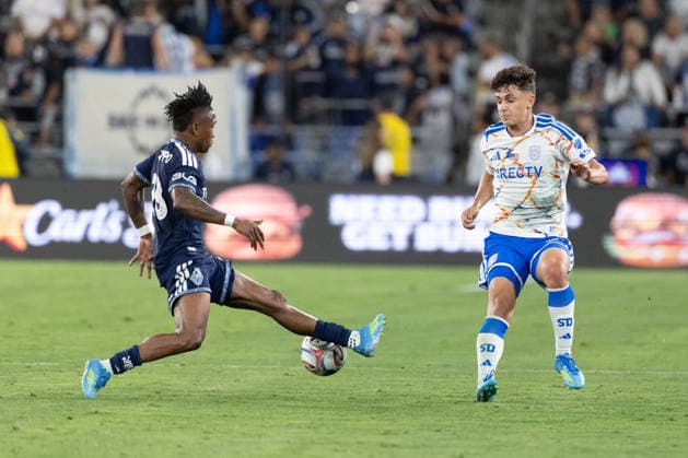 SAN DIEGO, CA - MAY 23: Vancouver Whitecaps FC defender Edier Ocampo (18) controls the ball while guarded by San Diego FC defender Luca Bombino (27) during a MLS, Fussball Herren, USA match between Vancouver Whitecaps FC and San Diego FC on May 23, 2026 at Snapdragon Stadium in San Diego, CA. (Photo by Karl Anderson Icon Sportswire) SOCCER: MAY 23 MLS San Diego FC vs Vancouver Whitecaps FC EDITORIAL USE ONLY Icon272260523026