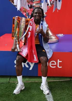 Hull City players celebrate with the trophy Hull City v Middlesbrough, EFL Sky Bet Championship, Play-Off Final, Football, Wembley Stadium, London, UK - 23 May 2026London Wembley Stadium United Kingdom EDITORIAL USE ONLY No use with unauthorised audio, video, data, fixture lists, club league logos or live services. Online in-match use limited to 120 images, no video emulation. No use in betting, games or single club league player publications. Copyright: xKieranxMcManus Shutterstockx 16887313ii