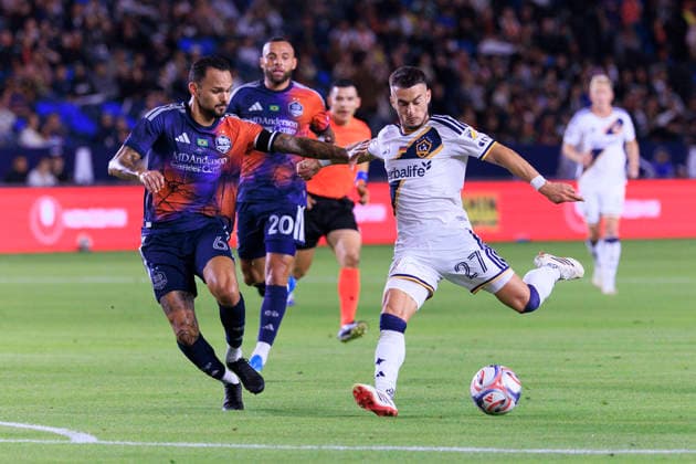 May 23, 2026, Carson, California, USA: Erik Thommy 27 of the LA Galaxy makes a goal attempt as Artur 6 of the Houston Dynamo FC defends during their regular season MLS, Fussball Herren, USA game on Saturday May 23, 2026 at the Dignity Health Sports Park Stadium in Carson, California. Galaxy tie with Dynamo, 1-1. ARIANA RUIZ PI Carson USA - ZUMAp124 20260523_zaa_p124_025 Copyright: xArianaxRuizx