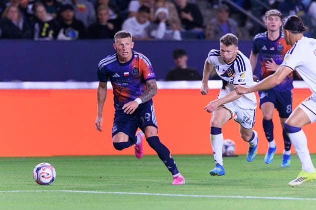 May 23, 2026, Carson, California, USA: Mateusz Bogusz 19 of the Houston Dynamo FC passes the ball as John Nelson 14 and Justin Haak 15 of the LA Galaxy defend during their regular season MLS, Fussball Herren, USA game on Saturday May 23, 2026 at the Dignity Health Sports Park Stadium in Carson, California. Galaxy tie with Dynamo, 1-1. ARIANA RUIZ PI LA Galaxy Vs. Houston Dynamo  - ZUMAp124 20260523_zaa_p124_043 Copyright: xArianaxRuizx