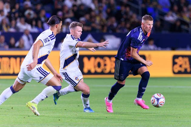 May 23, 2026, Carson, California, USA: Mateusz Bogusz 19 of the Houston Dynamo FC passes the ball as John Nelson 14 and Justin Haak 15 of the LA Galaxy defend during their regular season MLS, Fussball Herren, USA game on Saturday May 23, 2026 at the Dignity Health Sports Park Stadium in Carson, California. Galaxy tie with Dynamo, 1-1. ARIANA RUIZ PI LA Galaxy Vs. Houston Dynamo  - ZUMAp124 20260523_zaa_p124_045 Copyright: xArianaxRuizx