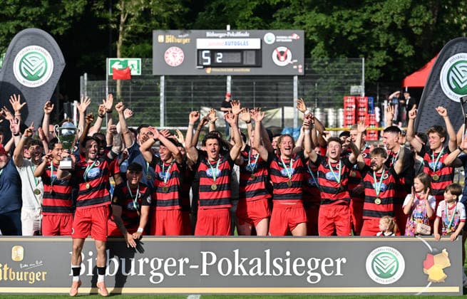 23.05.2026, xophax, Fussball , Verbandspokal Finale Bitburger Pokal 2025 2026 : SC Fortuna Köln gegen Viktoria Köln . Bitburger - Pokalsieger. Sieger Viktoria Köln mit Pokal bei der Siegerehrung. Koeln