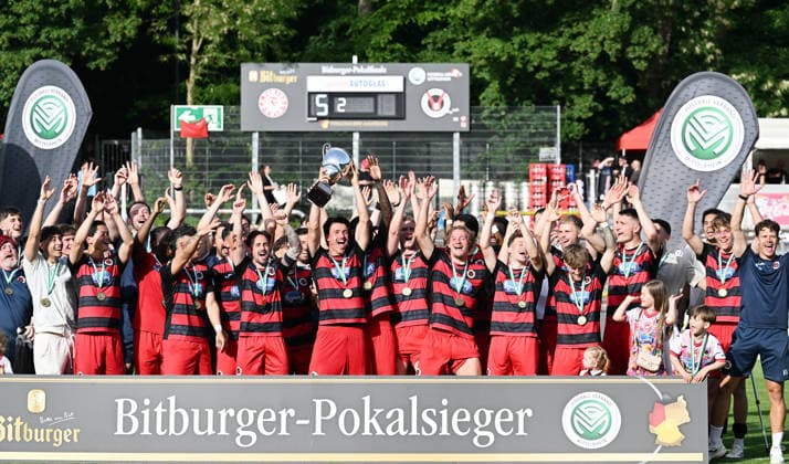 23.05.2026, xophax, Fussball , Verbandspokal Finale Bitburger Pokal 2025 2026 : SC Fortuna Köln gegen Viktoria Köln . Bitburger - Pokalsieger. Sieger Viktoria Köln mit Pokal bei der Siegerehrung. Koeln