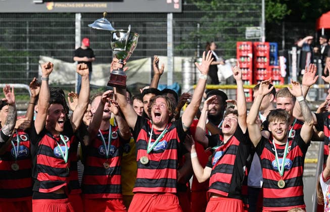 23.05.2026, xophax, Fussball , Verbandspokal Finale Bitburger Pokal 2025 2026 : SC Fortuna Köln gegen Viktoria Köln . Bitburger - Pokalsieger. Sieger Viktoria Köln mit Pokal bei der Siegerehrung. Koeln