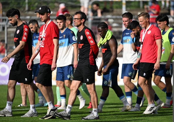 23.05.2026, xophax, Fussball , Verbandspokal Finale Bitburger Pokal 2025 2026 : SC Fortuna Köln gegen Viktoria Köln . Niederlage für Fortuna Köln . Trainer Matthias Mink ( SC Fortuna Köln ) , mitte und die Mannschaft nach der Niederlage Koeln