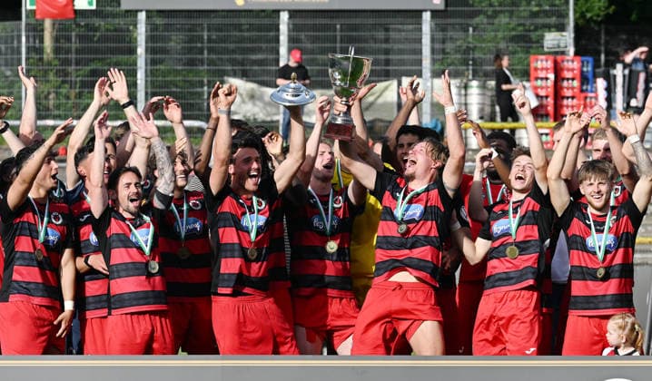 23.05.2026, xophax, Fussball , Verbandspokal Finale Bitburger Pokal 2025 2026 : SC Fortuna Köln gegen Viktoria Köln . Bitburger - Pokalsieger. Sieger Viktoria Köln mit Pokal bei der Siegerehrung. Koeln