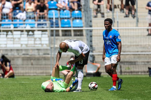 David Nreca-Bisinger (VfR Mannheim, 1) fällt nach einem Zweikampf mit Terrence Boyd (SV Waldhof Mannheim, 13) beim BfV-Pokalfinale VfR Mannheim - SV Waldhof Mannheim 07 am 23.05.26 in Carl Benz Stadion, Mannheim xamx Foto: Alfio Marino