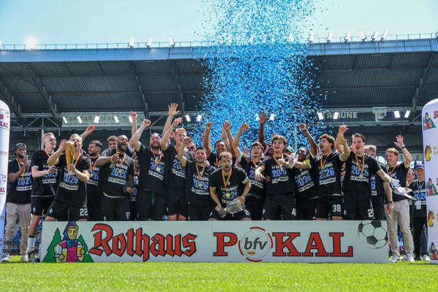 Der SV Waldhof Mannheim hat den BfV Rothaus Pokal gewonnen beim BfV-Pokalfinale VfR Mannheim - SV Waldhof Mannheim 07 am 23.05.26 in Carl Benz Stadion, Mannheim xamx Foto: Alfio Marino