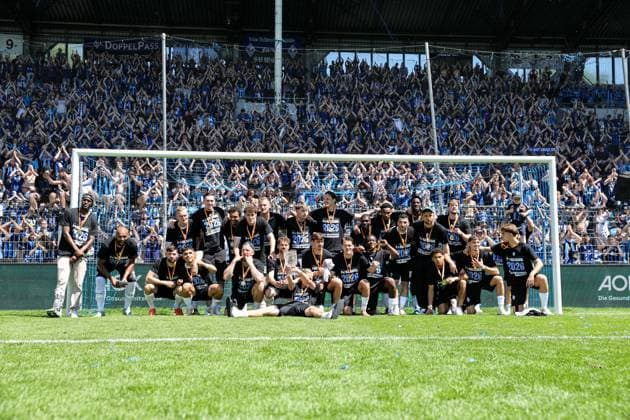 Vor der Fantribüne lassen sich die Buwe von ihren Fans feiern beim BfV-Pokalfinale VfR Mannheim - SV Waldhof Mannheim 07 am 23.05.26 in Carl Benz Stadion, Mannheim xamx Foto: Alfio Marino