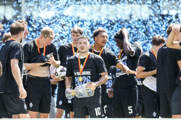 Arianit Ferati (SV Waldhof Mannheim, 10) gewinnt den Pokal, auch für ihn war das das letzte Spiel beim SV Waldhof Mannheim beim BfV-Pokalfinale VfR Mannheim - SV Waldhof Mannheim 07 am 23.05.26 in Carl Benz Stadion, Mannheim xamx Foto: Alfio Marino