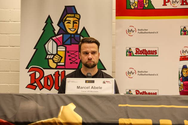 Marcel Abele ((VfR Mannheim, Trainer) in der Pressekonferenz beim BfV-Pokalfinale VfR Mannheim - SV Waldhof Mannheim 07 am 23.05.26 in Carl Benz Stadion, Mannheim xamx Foto: Alfio Marino