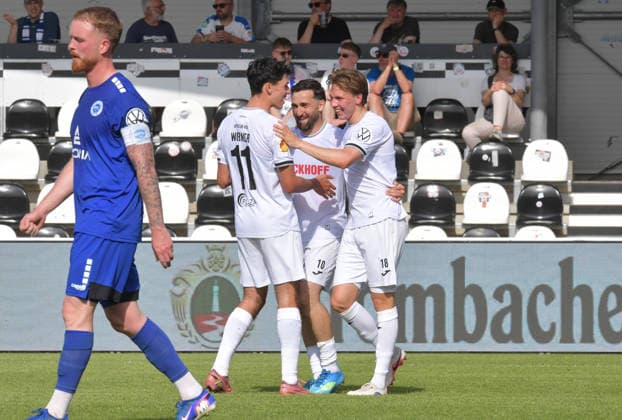 23.05.2026, GER, Fussball, Verbandspokal Westfalenpokal, Saison 2025 2026, Finale, Sportclub Arena, Verl SC Verl - SF Lotte 3 : 0 Tor-Jubel SC Verl : Marco Wörner, Torschütze Berkan Taz und Fabian Wessig (alle SC Verl, v.L), Aktion, Einzelbild, Quer, Mimik, Gestik, Jubel, jubeln, Freude, freuen