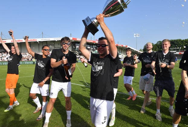 23.05.2026, GER, Fussball, Verbandspokal Westfalenpokal, Saison 2025 2026, Finale, Sportclub Arena, Verl SC Verl - SF Lotte 3 : 0 Schluss-Jubel SC Verl : Niko Kijewski (SC Verl) feiert den Westfalenpokalsieg mit den Fans, Aktion, Einzelbild, Quer, Mimik, Gestik, Jubel, jubeln, Freude, freuen