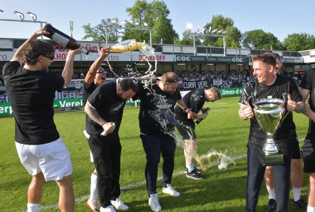 23.05.2026, GER, Fussball, Verbandspokal Westfalenpokal, Saison 2025 2026, Finale, Sportclub Arena, Verl SC Verl - SF Lotte 3 : 0 Schluss-Jubel SC Verl : Fynn Otto und Tobias Knost (beide SC Verl, v.L) duschen Zlatko Janjic (Vorstand SC Verl) und Mirko Leesemann (Teammanager SC Verl) mit Bier, Tobias Strobl (Trainer SC Verl) nimmt lieber den Pokal, Aktion, Einzelbild, Quer, Mimik, Gestik, Jubel, jubeln, Freude, freuen, Trainer, Coach