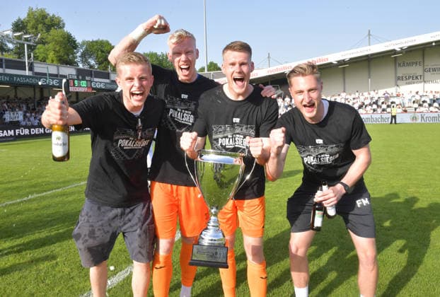 23.05.2026, GER, Fussball, Verbandspokal Westfalenpokal, Saison 2025 2026, Finale, Sportclub Arena, Verl SC Verl - SF Lotte 3 : 0 Schluss-Jubel SC Verl : Marlon Zacharias, Fabian Pekruhl, Philipp Schulze und Torwart-Trainer Fynn Müller (alle SC Verl, v.L.) mit dem Westfalenpokal, Aktion, Einzelbild, Quer, Mimik, Gestik, Jubel, jubeln, Freude, freuen