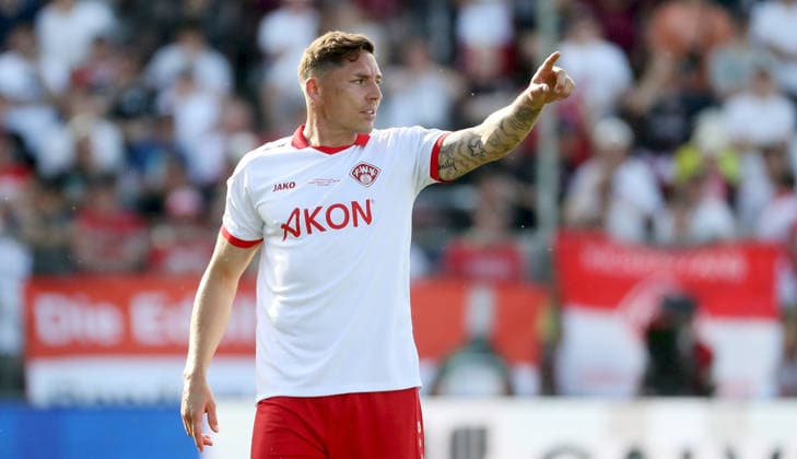 23.05.2026, xfsx, Herren, Fussball, Saison 2025 2026, BFV Verbandspokal, Finale: FC Wuerzburger Kickers - TSV 1860 Muenchen v.li.: Martin Thomann (FC Wuerzburger Kickers) gibt Anweisungen, gestikuliert, mit den Armen gestikulieren, gives instructions, gesticulate, Einzelbild Wuerzburg AKON ARENA Bayern Deutschland