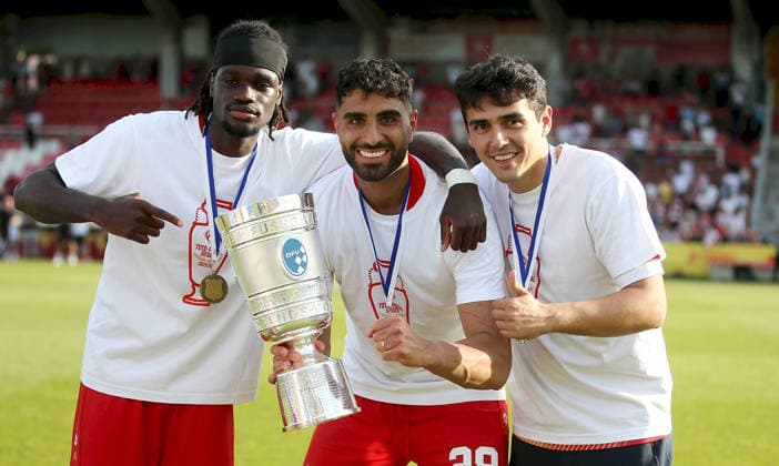 23.05.2026, xfsx, Herren, Fussball, Saison 2025 2026, BFV Verbandspokal, Finale: FC Wuerzburger Kickers - TSV 1860 Muenchen v.li.: Cherif Cisse (FC Wuerzburger Kickers), Ebrahim Fahrahnak (FC Wuerzburger Kickers), Eroll Zejnullahu (FC Wuerzburger Kickers) mit dem Toto-Pokal Wuerzburg AKON ARENA Bayern Deutschland