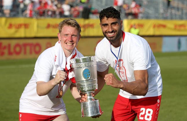 23.05.2026, xfsx, Herren, Fussball, Saison 2025 2026, BFV Verbandspokal, Finale: FC Wuerzburger Kickers - TSV 1860 Muenchen v.li.: Philipp Ochs (FC Wuerzburger Kickers), Ebrahim Fahrahnak (FC Wuerzburger Kickers) mit dem Toto-Pokal Wuerzburg AKON ARENA Bayern Deutschland