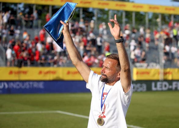 23.05.2026, xfsx, Herren, Fussball, Saison 2025 2026, BFV Verbandspokal, Finale: FC Wuerzburger Kickers - TSV 1860 Muenchen v.li.: Trainer Michael Schiele (FC Wuerzburger Kickers) bedankt sich bei den Fans, bedanken, Dank, Einzelbild Wuerzburg AKON ARENA Bayern Deutschland
