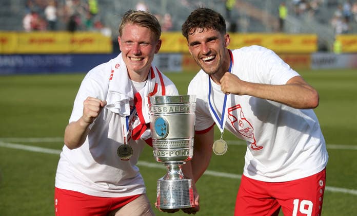 23.05.2026, xfsx, Herren, Fussball, Saison 2025 2026, BFV Verbandspokal, Finale: FC Wuerzburger Kickers - TSV 1860 Muenchen v.li.: Philipp Ochs (FC Wuerzburger Kickers), Marius Uhl (FC Wuerzburger Kickers) mit dem Toto-Pokal Wuerzburg AKON ARENA Bayern Deutschland