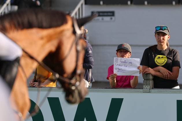 Trikottausch auf Reiter Art: I«ll trade my sister for a jacket, Reitsportmädchen, Reitsportfan, Fan , S3 - Preis des Aachen-Laurensberger Rennvereins e.V., CSI5* - Springprüfung (Fehler Zeit) , Weltfest des Pferdesports, World Equestrian Festival, TSCHIO Aachen 2026, TSCHIO statt CHIO 2026, Aachener Soers, 22. bis 24. Mai 2026, Reitsport, 24.05.2026, Aachen Aachener Soers Deutschland