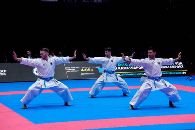 Deutschland: EKF Karate Europameisterschaft Seniors 2026 - Eissporthalle, Frankfurt: Das Kata Team Deutschland (Berner, Mathes, Pattanasakoo) im Kampf um die Bronzemedaille gegen das Team Portugal (Mateus, Neto, Oliveira, Vieira) Frankfurt am Main Eissporthalle Frankfurt Hessen Deutschland Copyright: xKjetilxWaberx