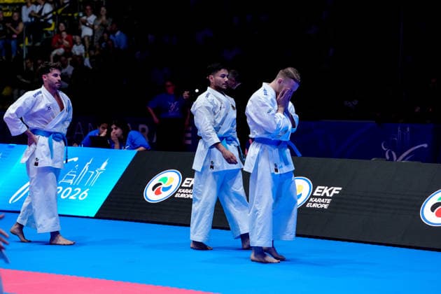 Deutschland: EKF Karate Europameisterschaft Seniors 2026 - Eissporthalle, Frankfurt: Das Kata Team Deutschland (Berner, Mathes, Pattanasakoo) sind enttäuscht nach der Niederlage im Kampf um die Bronzemedaille gegen das Team Portugal (Mateus, Neto, Oliveira, Vieira) Frankfurt am Main Eissporthalle Frankfurt Hessen Deutschland Copyright: xKjetilxWaberx