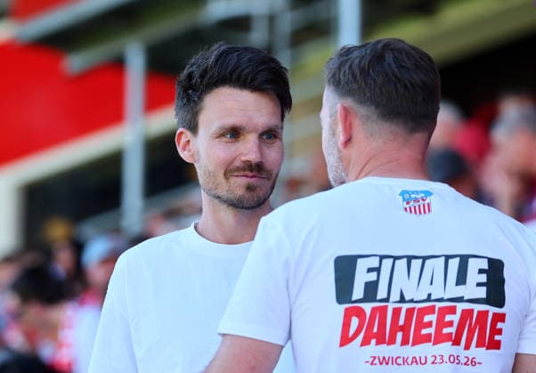 Zwickau, 23.05.2026, GGZ-Arena, Wernesgrüner Sachsenpokal Finale , FSV ZWICKAU vs. FC ERZGEBIRGE AUE , Im Bild: Tribünengast Danny Röhl Roehl (li.) . Der gebürtige Zwickauer ist Trainer von Glasgow Rangers, Schottland. ,