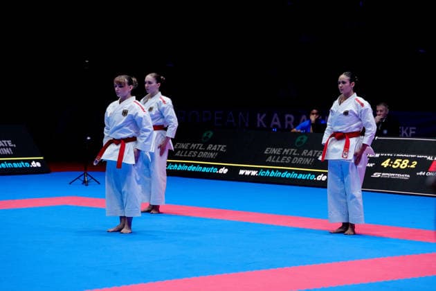 Deutschland: EKF Karate Europameisterschaft Seniors 2026 - Eissporthalle, Frankfurt: Das Female Kata Team Deutschland (Hebbel, Jay, Siebert) im Kampf um die Bronzemedaille gegen das Team Frankreich (Bui, Capet, Severan, Vilanova) Frankfurt am Main Eissporthalle Frankfurt Hessen Deutschland Copyright: xKjetilxWaberx