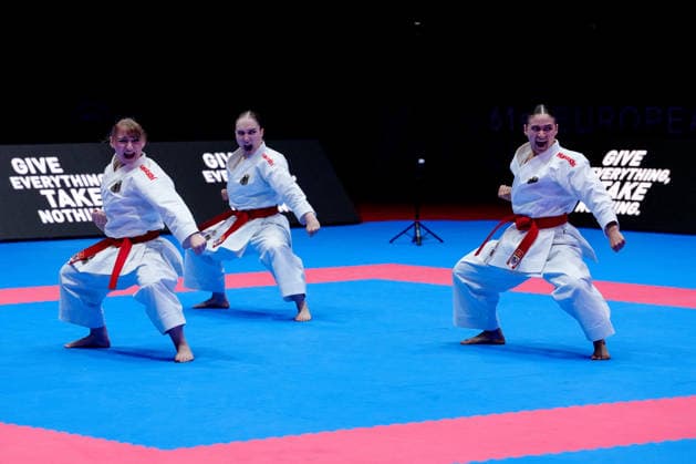 Deutschland: EKF Karate Europameisterschaft Seniors 2026 - Eissporthalle, Frankfurt: Das Female Kata Team Deutschland (Hebbel, Jay, Siebert) im Kampf um die Bronzemedaille gegen das Team Frankreich (Bui, Capet, Severan, Vilanova) Frankfurt am Main Eissporthalle Frankfurt Hessen Deutschland Copyright: xKjetilxWaberx