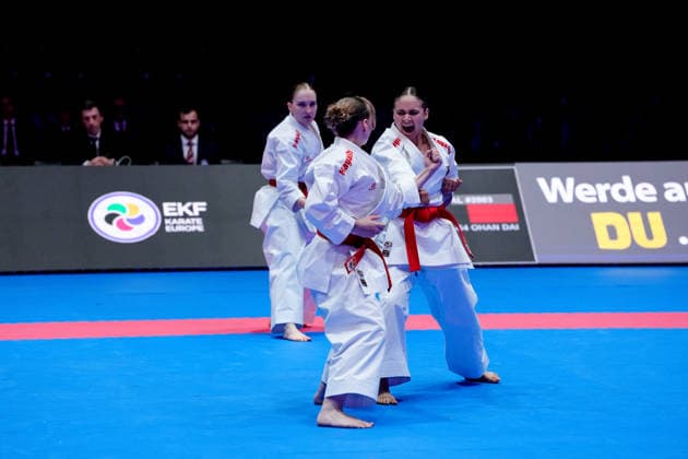 Deutschland: EKF Karate Europameisterschaft Seniors 2026 - Eissporthalle, Frankfurt: Das Female Kata Team Deutschland (Hebbel, Jay, Siebert) im Kampf um die Bronzemedaille gegen das Team Frankreich (Bui, Capet, Severan, Vilanova) Frankfurt am Main Eissporthalle Frankfurt Hessen Deutschland Copyright: xKjetilxWaberx