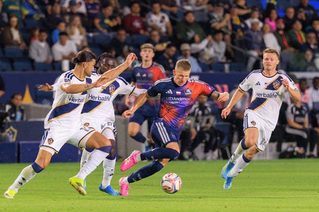 May 23, 2026, Carson, California, USA: Mateusz Bogusz 19 of the LA Galaxy tries to get past the Houston Dynamo FC defenders during their regular season MLS, Fussball Herren, USA match on Saturday May 23, 2026 at Dignity Health Sports Park Stadium in Carson, California. Galaxy tie with Dynamo, 1-1. JAVIER ROJAS PI LA Galaxy Vs. Houston Dynamo  - ZUMAp124 20260523_zaa_p124_052 Copyright: xJavierxRojasx